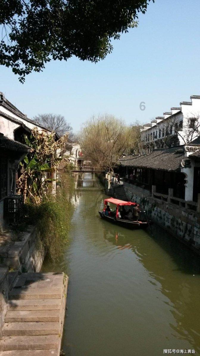看到57岁的邬君梅，我发现：穿衣简约却优雅，展现独立与风情之美